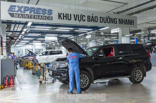 Chủ xe xếp hàng dài đợi bảo dưỡng ô tô vào cận Tết