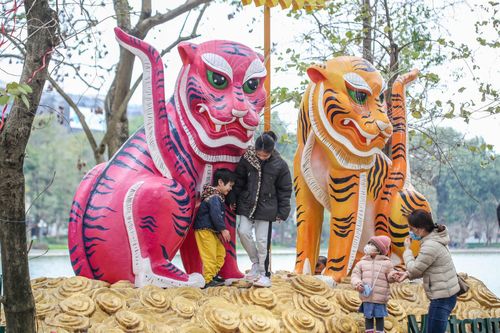 Dàn hổ độc lạ bên Hồ Gươm từ tranh dân gian Hàng Trống
