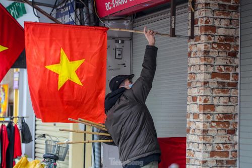 Phố phường Hà Nội đỏ thắm màu cờ ngày 29 Tết