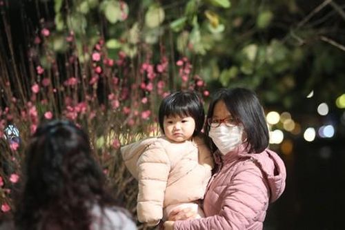 Người dân đến Hồ Gươm đón giao thừa