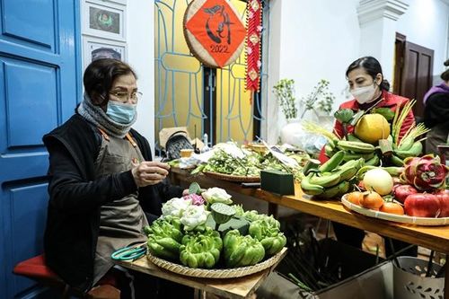Mâm ngũ quả truyền thống phục vụ người dân Thủ đô dịp Tết... 'cháy hàng'