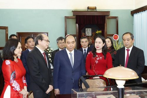 Chủ tịch nước dâng hương tưởng niệm Chủ tịch Hồ Chí Minh