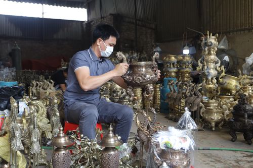 Nhộn nhịp ngày cận Tết tại làng nghề đúc đồng Lộng Thượng