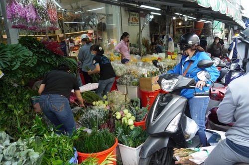 Chiều 29 Tết, chợ hoa cắt cành lớn nhất TP Hồ Chí Minh vẫn nườm nượp người mua