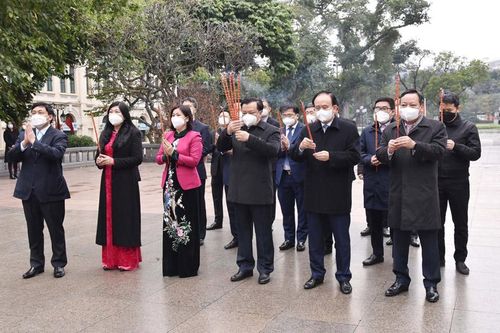 Lãnh đạo thành phố Hà Nội dâng hương tưởng nhớ các vị liệt tổ, liệt tông và Chủ tịch Hồ Chí Minh