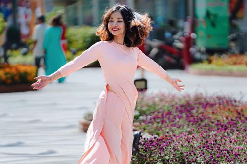 Đường phố TP.HCM vắng vẻ sáng mùng 1, người dân thảnh thơi du xuân