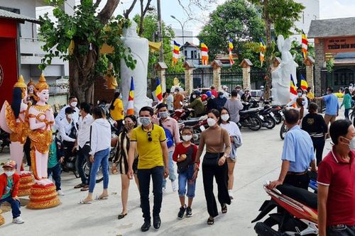 Người miền Tây đổ xô đi viếng chùa ngày đầu năm