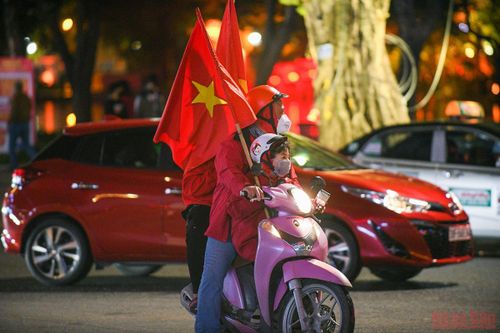 Người hâm mộ vui với chiến thắng của đội tuyển Việt Nam trước đội tuyển Trung Quốc