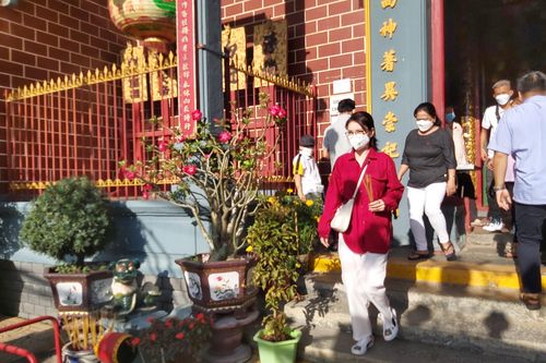 Người dân Cần Thơ lễ chùa cầu bình an ngày đầu năm mới