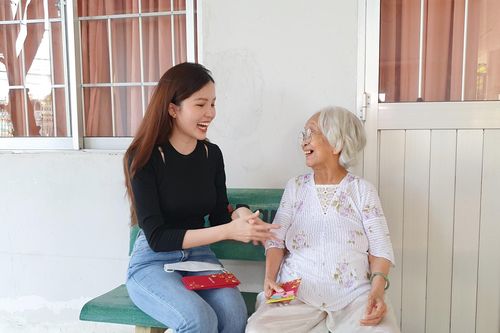 Hoa khôi Huỳnh Thúy Vi: 'Tết là để yêu thương nhiều hơn'