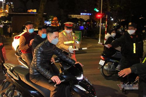 Đón giao thừa trên đường cùng Cảnh sát 141