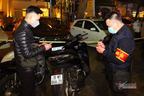 Quái xế tăng ga tông thẳng vào công an đêm giao thừa
