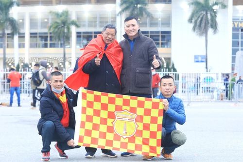 Người hâm mộ hâm nóng không khí trước trận Việt Nam-Trung Quốc