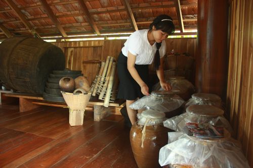 Kỳ lạ chuyện người phụ nữ Nùng 'dốc hết' tài sản đổi lấy đồ vật cũ