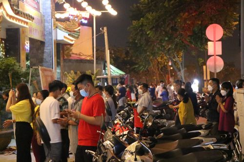 Sau Giao thừa, người dân TPHCM lên chùa lễ Phật, cầu bình an