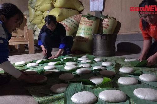 Phong tục giã bánh dày ngày Tết của người Mông