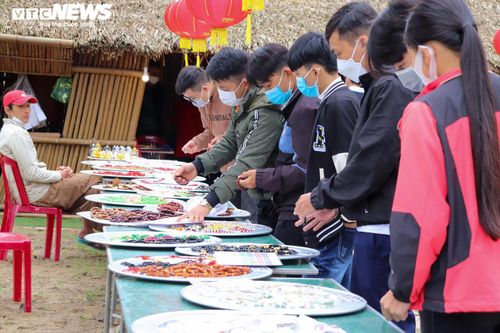 Dòng người chen chân lễ Phật, cầu an ở những ngôi chùa cổ, lớn nhất miền Trung