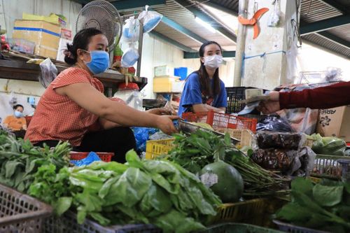 Rau củ, thịt cá tăng giá nhẹ ngày mùng 2 Tết