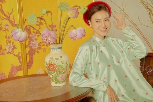 'Hot': Ninh Dương Lan Ngọc hóa 'chị đại' đầy quyền lực đầu năm bên dàn trai xinh, gái đẹp