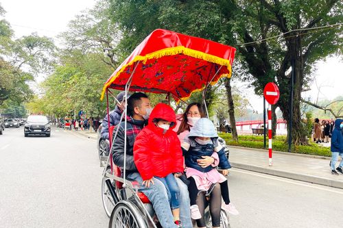 Mùng 2 Tết, Hà Nội rét căm căm, người dân vẫn 'lên Bờ Hồ' du xuân