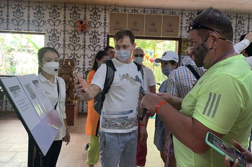 Hình ảnh khách quốc tế nô nức du Xuân phố biển Nha Trang