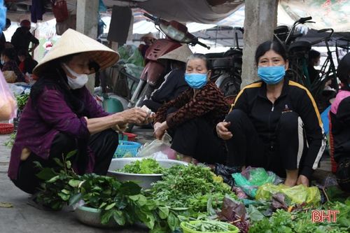 Tiểu thương Hà Tĩnh phấn khởi 'mở hàng' đầu năm