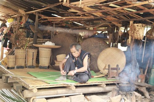 Đôi vợ chồng Bahnar nặng tình với văn hóa dân tộc