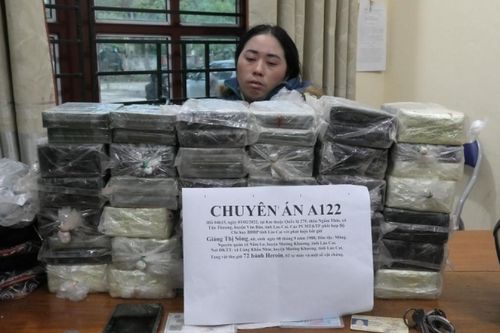 Bắt một phụ nữ cùng 72 bánh heroin vào rạng sáng mùng 3 Tết
