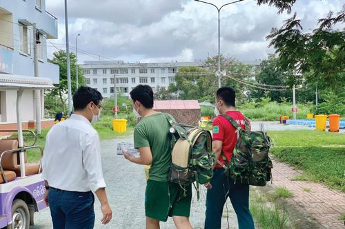 Cứ vịn tay em mà đứng dậy