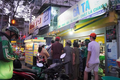 Người dân TPHCM xếp hàng đi mua gà cúng lúc tờ mờ sáng mùng 3 Tết