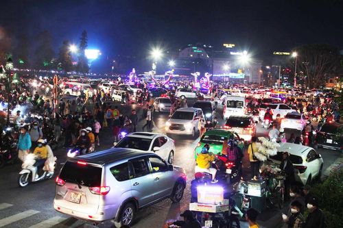 Đường lên Đà Lạt ùn tắc liên tục, hầu hết khách sạn kín phòng
