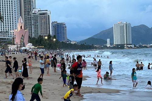 Biển Nha Trang đông nghịt người, khách sạn kín phòng