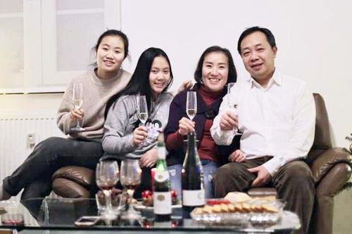 Gần 20 năm xa quê, người phụ nữ vẫn mang Tết Việt theo gia đình