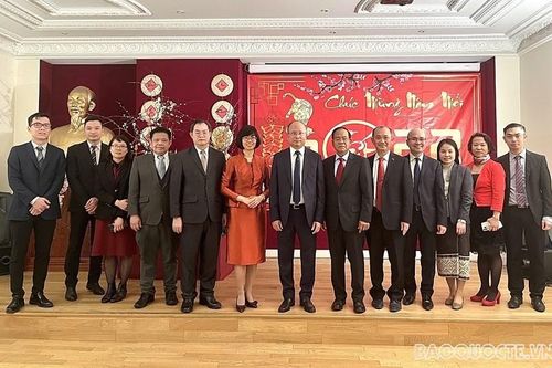 Đại sứ Lào tại Pháp đến thăm và chúc Tết Đại sứ quán Việt Nam