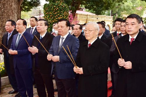 Tổng Bí thư Nguyễn Phú Trọng dâng hương tại Hoàng thành Thăng Long cầu quốc thái dân an