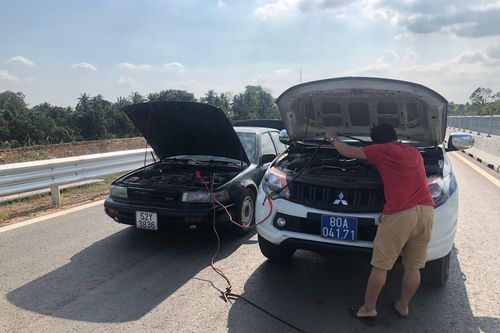 CSGT kích bình điện cho xe ô tô chết máy trên đường cao tốc