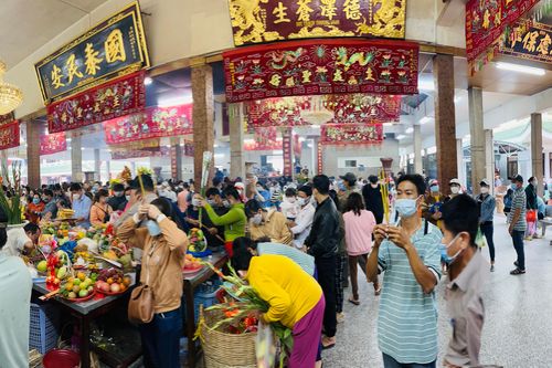 Xếp hàng gần 3 tiếng mới vào được chánh điện vía Bà Chúa Xứ núi Sam