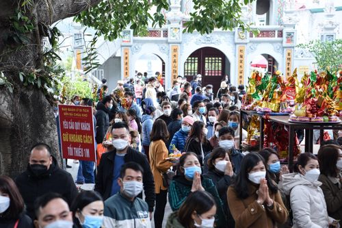 Vạn người chen chân xin làm 'con nợ' Bà Chúa Kho ngày đầu năm