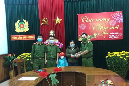 Quảng Nam: Cảnh sát cơ động trao trả tài sản cho người dân bị đánh rơi