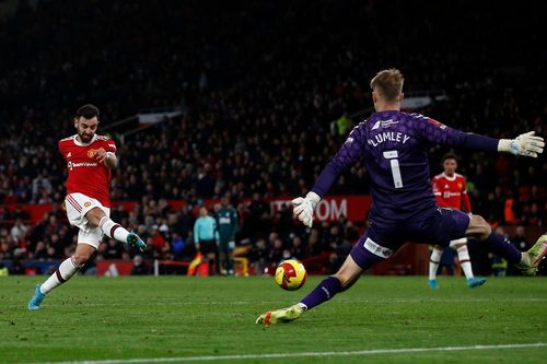 Bruno Fernandes bị chế nhạo sau pha bỏ lỡ trước khung thành trống