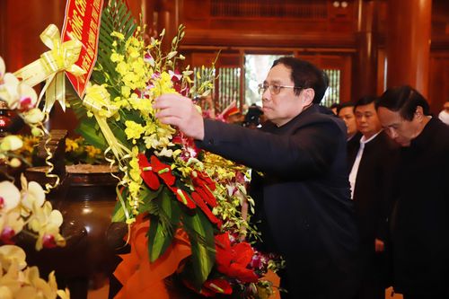 Thủ tướng Phạm Minh Chính dâng hương tưởng niệm Chủ tịch Hồ Chí Minh và kiểm tra đường cao tốc qua Thanh Hóa, Nghệ An