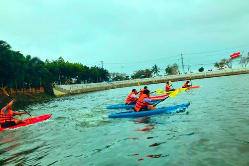 Du khách hào hứng đua thuyền tại Đắk Lắk