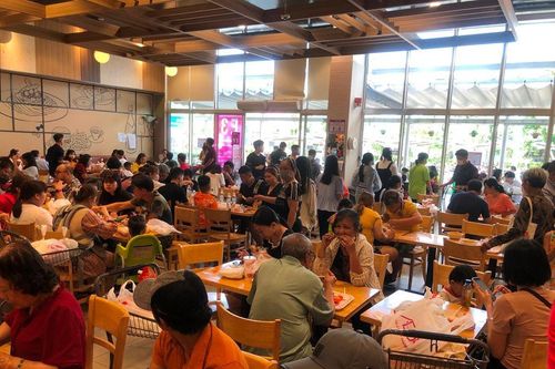 Mùng 5 Tết, đông nghịt người vào trung tâm thương mại ăn uống, vui chơi
