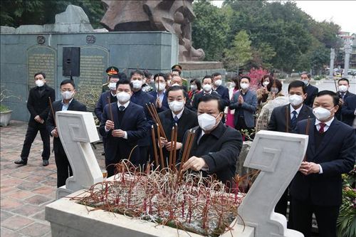 Lãnh đạo thành phố Hà Nội dâng hương tưởng nhớ Hoàng đế Quang Trung