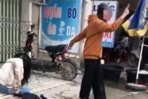 Thiếu nữ say xỉn, vừa khóc vừa chỉ tay cán bộ công an nói: 'Cháu méc mẹ, chú bắt nạt cháu'