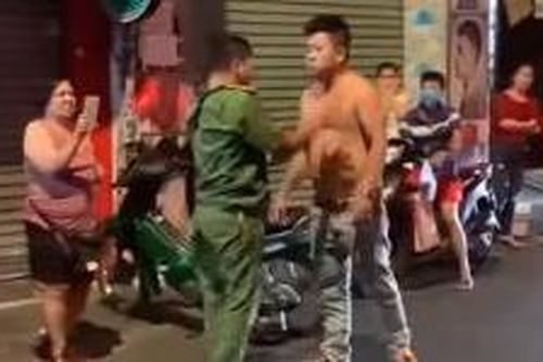 Khởi tố thanh niên hành hung Công an khi mẹ bị nhắc nhở vì đánh bài