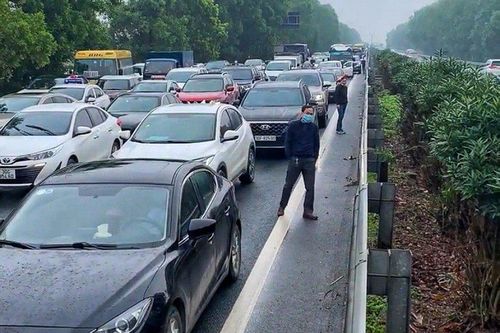 3 ôtô tông liên hoàn, cao tốc Hà Nội - Ninh Bình kẹt cứng