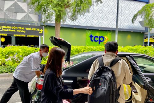 Khách trả tiền triệu khi bắt taxi trá hình ở sân bay Tân Sơn Nhất