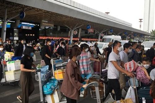Sân bay Tân Sân Nhất đông nghẹt hành khách chiều 6-2