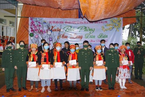 Mang mùa Xuân vui tươi, đầm ấm đến với nhân dân khu vực biên giới